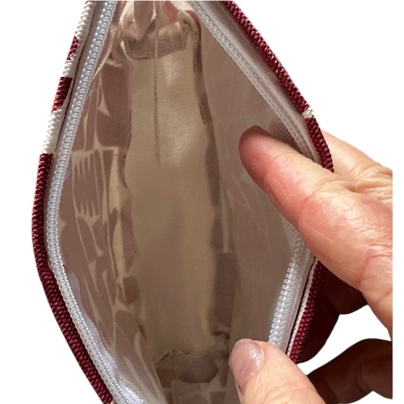 VUORI Lmt Edition Holiday 25 Strawberry Pouch. New with Tags - Picture 4 of 10